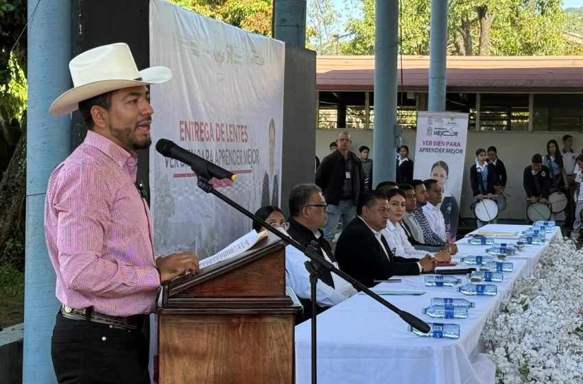  Humberto Jiménez Solís entrega más de mil lentes a estudiantes de la Secundaria 18 de Marzo