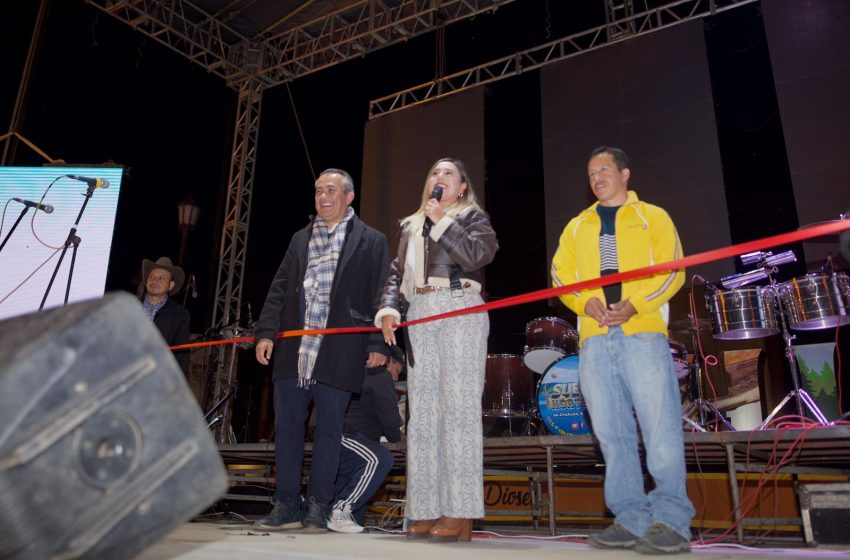  Dayana Pérez Mendoza acompaña y brinda apoyo económico en la celebración de Santa Cecilia en Zirahuén