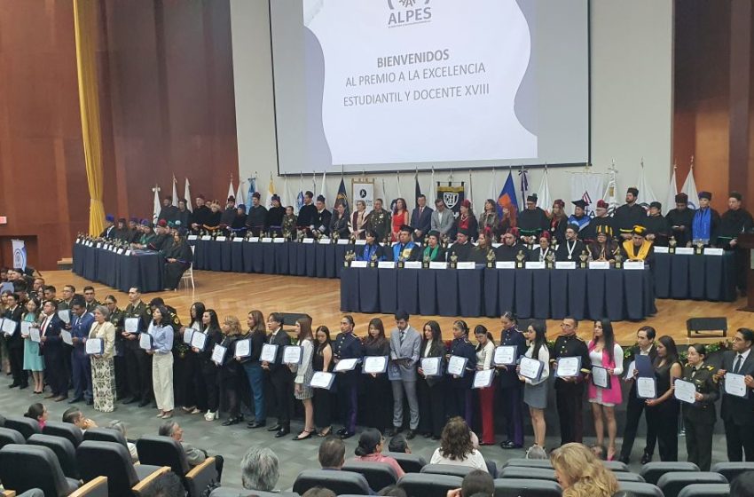  La educación debe ser permanente, incluyente, digital y profundamente humana, coinciden en premios ALPES