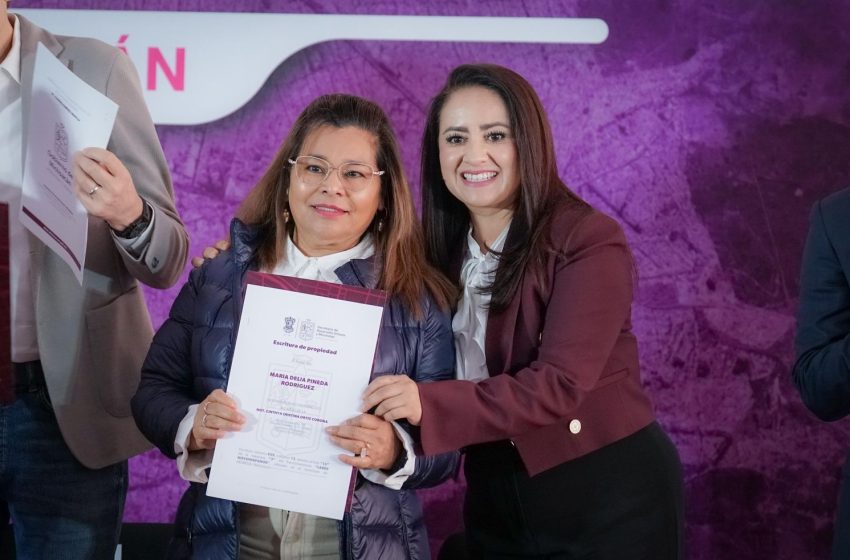  Gladyz Butanda entrega escrituras a 300 familias morelianas