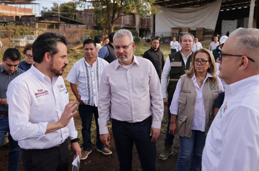  Bedolla y Zoé Robledo visitan predio para construcción de UMF en Nuevo Parangaricutiro