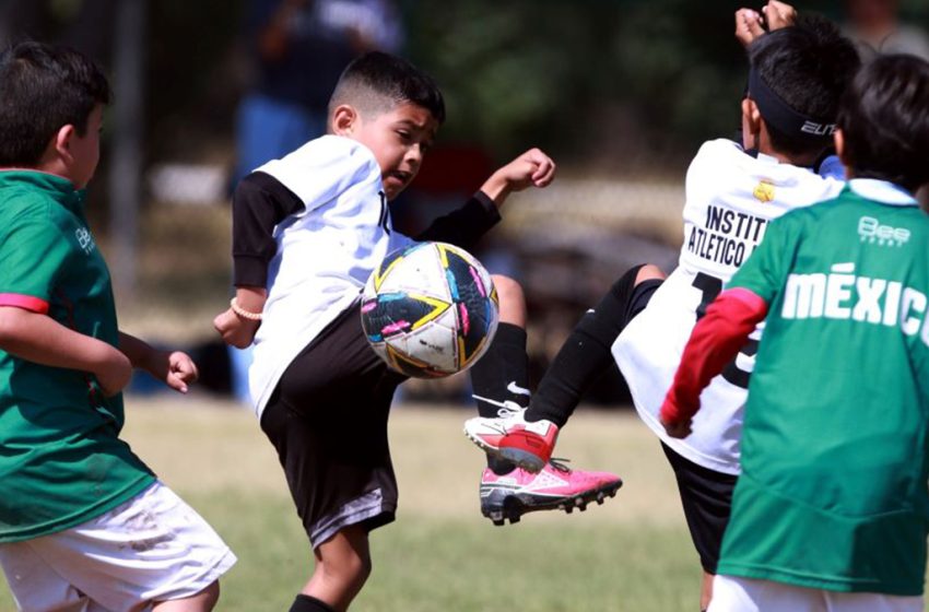  Niñas y niños migrantes encuentran respiro y resiliencia en el fútbol