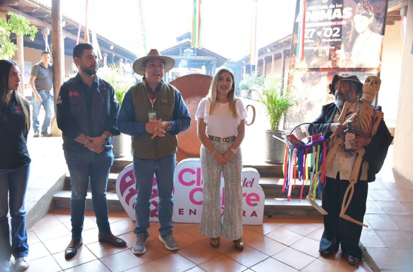  Dayana Pérez Mendoza da la bienvenida a estudiantes de la Universidad de Morelia en Santa Clara del Cobre