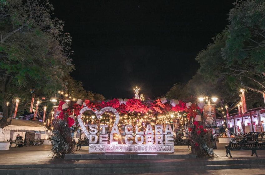  Nuestra Villa Navideña enamora la plaza principal de Santa Clara del Cobre: Dayana Pérez