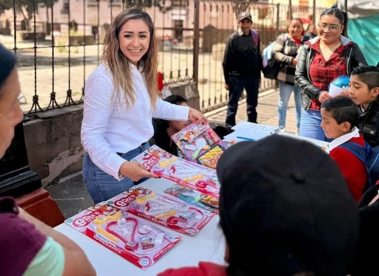  Grecia Aguilar lleva alegría a la niñez de Angangueo y atiende gestiones ciudadanas