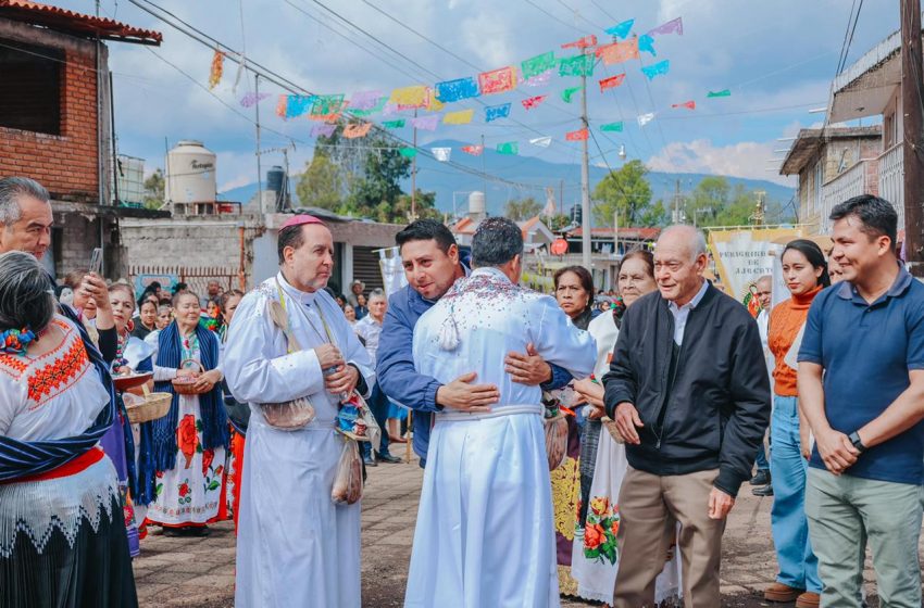 Zirahuén da la bienvenida a su nuevo párroco con respaldo de Dayana Pérez