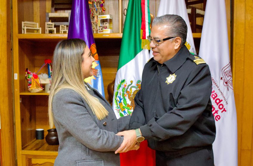  Dayana Pérez Mendoza da la bienvenida al nuevo Capitán de Puerto de Zirahuén
