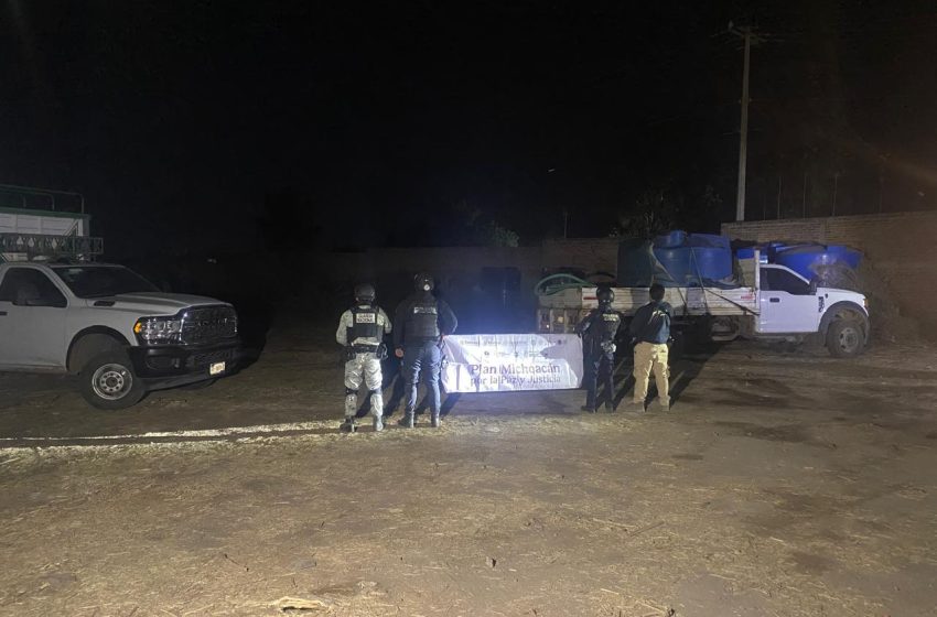  En La Piedad, ejecuta FGE cateo y asegura dos vehículos con reporte de robo y contenedores con presunto hidrocarburo