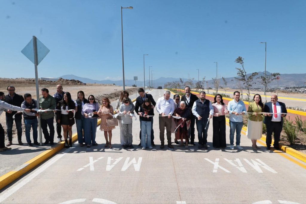 Vecinos y vecinas del Sur de Morelia agradecen ampliación de avenida Amalia Solórzano 2 GobMorVecAmalia2