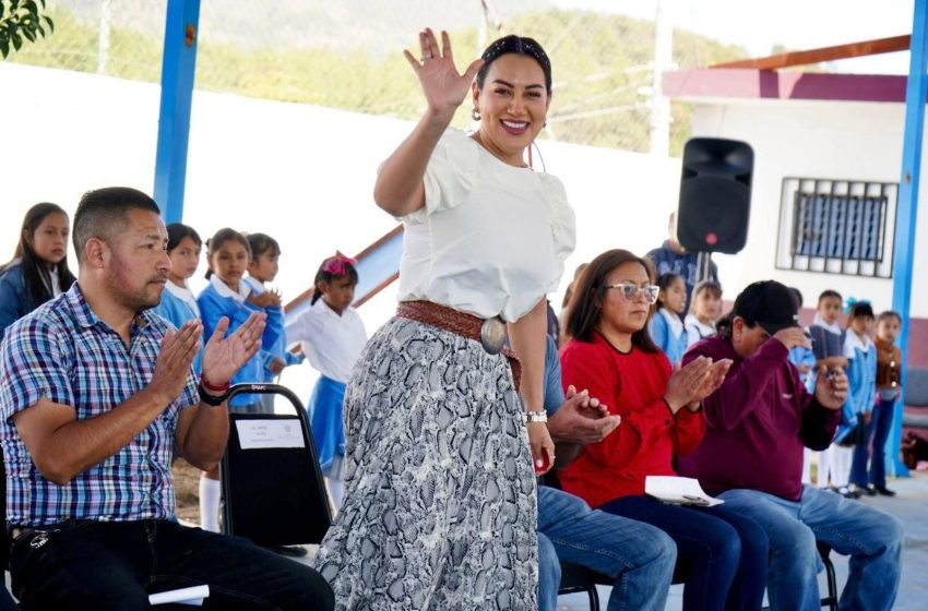  Entrega Mónica Valdez obra de rehabilitación en primaria Lázaro Cárdenas, en El Pueblito