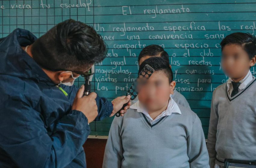  Dayana Pérez da arranque a la Campaña de Salud Visual “Ver bien para aprender mejor” en Salvador Escalante