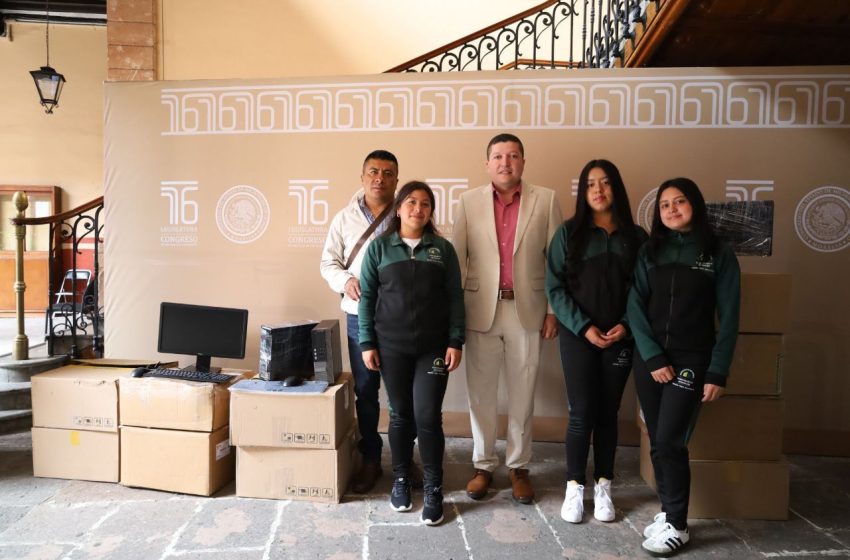  Con equipamiento fortalece Vicente Gómez a la educación del Distrito XIX