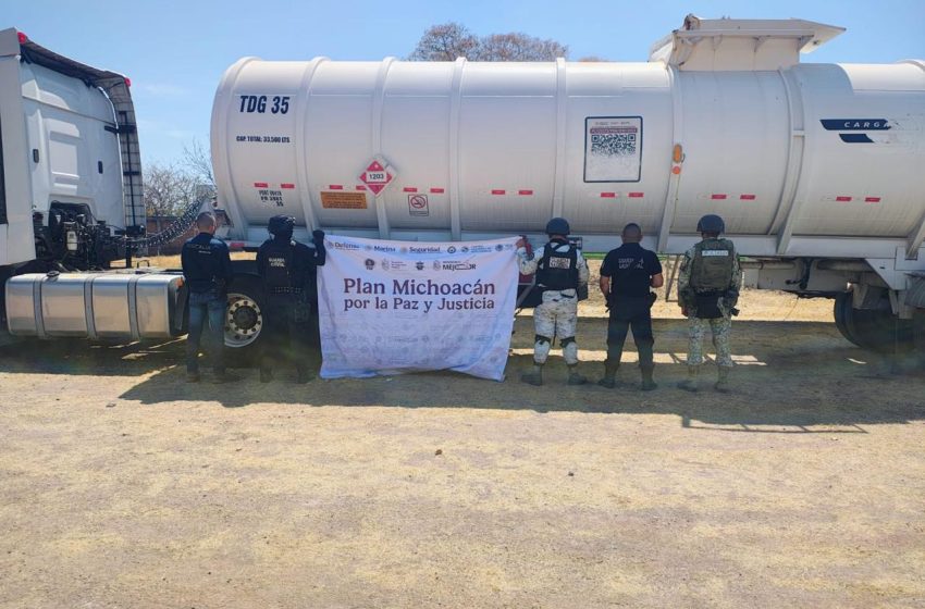  Asegura FGE tractocamión con reporte de robo en Huetamo