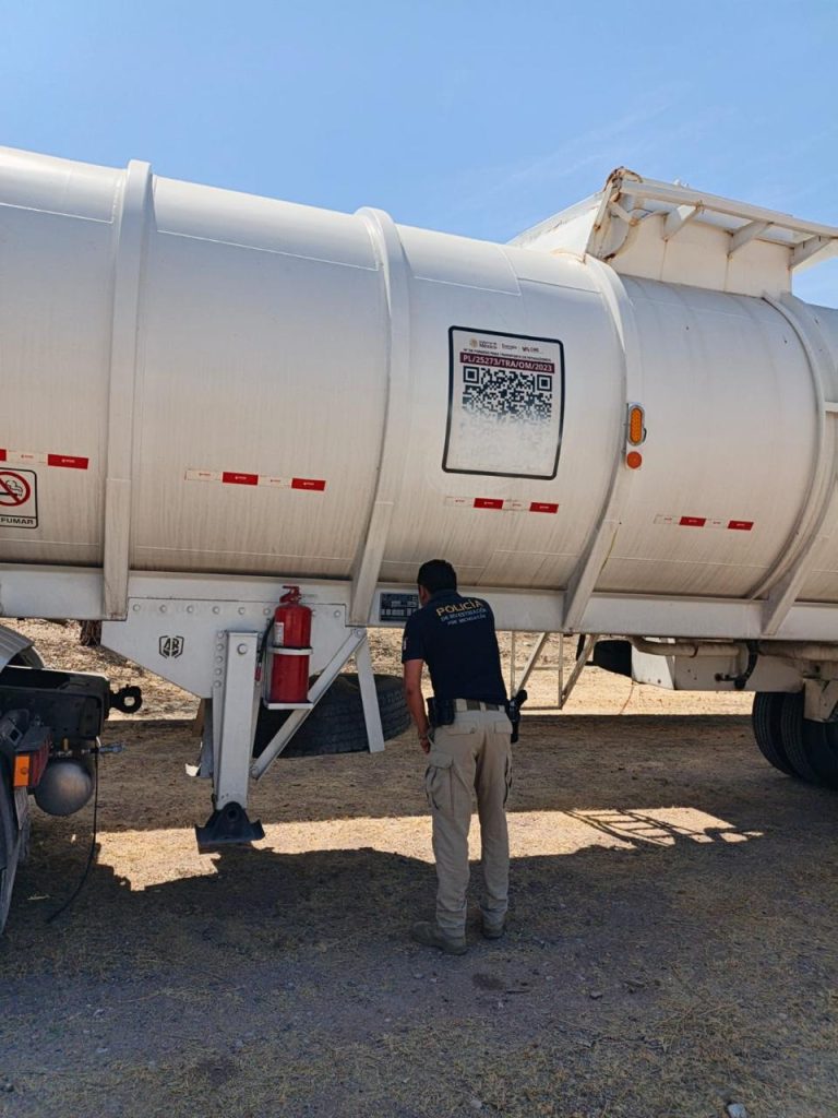 Asegura FGE tractocamión con reporte de robo en Huetamo 2 FGE AsegTractoHue2