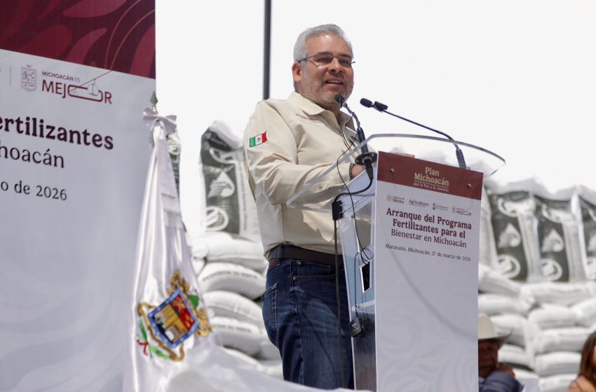  Bedolla y Berdegué arrancan entrega de fertilizantes gratuitos a productores michoacanos