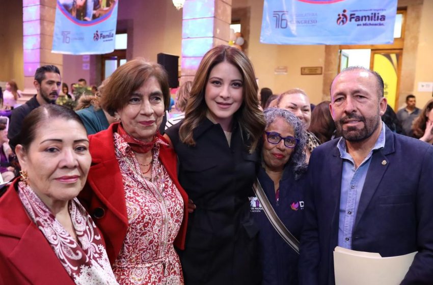  Recibe Paola Delgadillo Hernández, presidenta de DIF Morelia, reconocimiento del Congreso del Estado