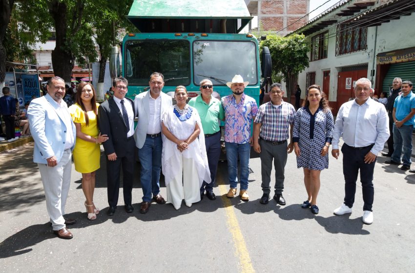  Fortalecen servicio de limpia en Quiroga con nuevo camión recolector donado por club migrante