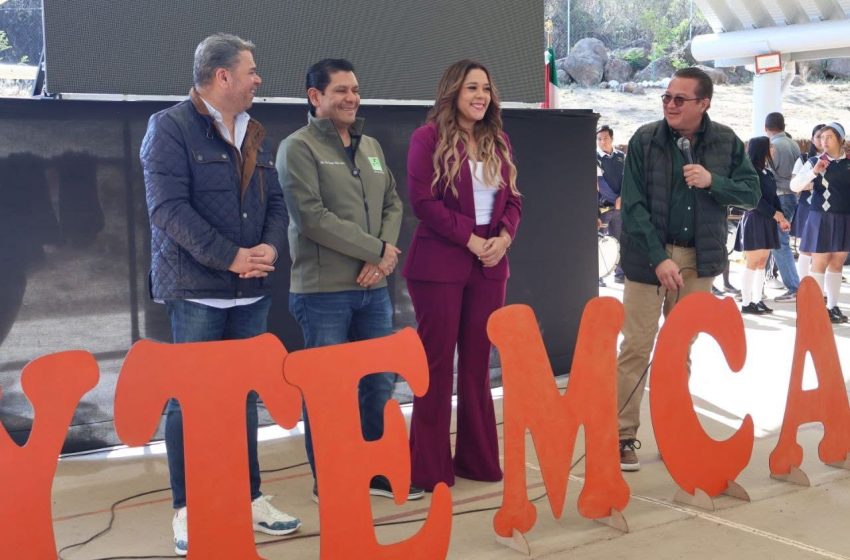  Realizan Xóchitl Ruíz y Ernesto Núñez entrega de uniformes deportivos a estudiantes del CECyTEM Capula