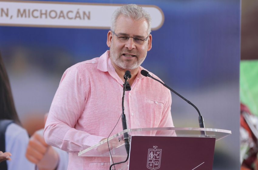  Arranca Bedolla en Uruapan entrega de material deportivo para más de 234 mil estudiantes