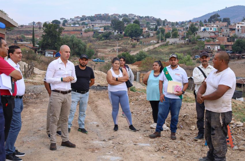 Vecinos de El Durazno son atendidos por director del OOAPAS