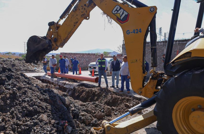  Adolfo Torres recorre obra sanitaria en colonia Lago I