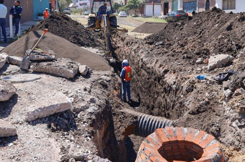  Más obra, mejores servicios en la colonia Ilustres Novohispanos: OOAPAS