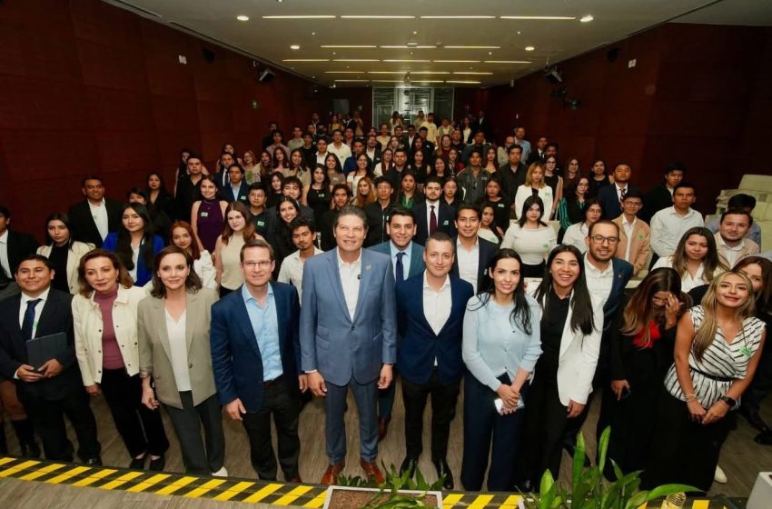  Refrenda Alfonso Martínez su compromiso con la juventud