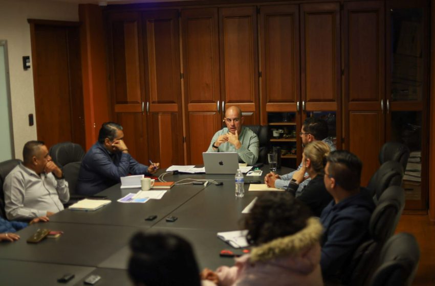 Director del OOAPAS dialoga con locatarios para atender suministro de agua en el Mercado de Abastos