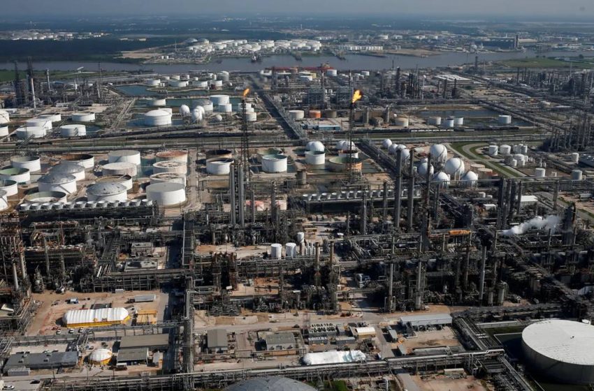 Refinería de Pemex en Deer Park reporta derrame, ocurre en canal de navegación de Houston