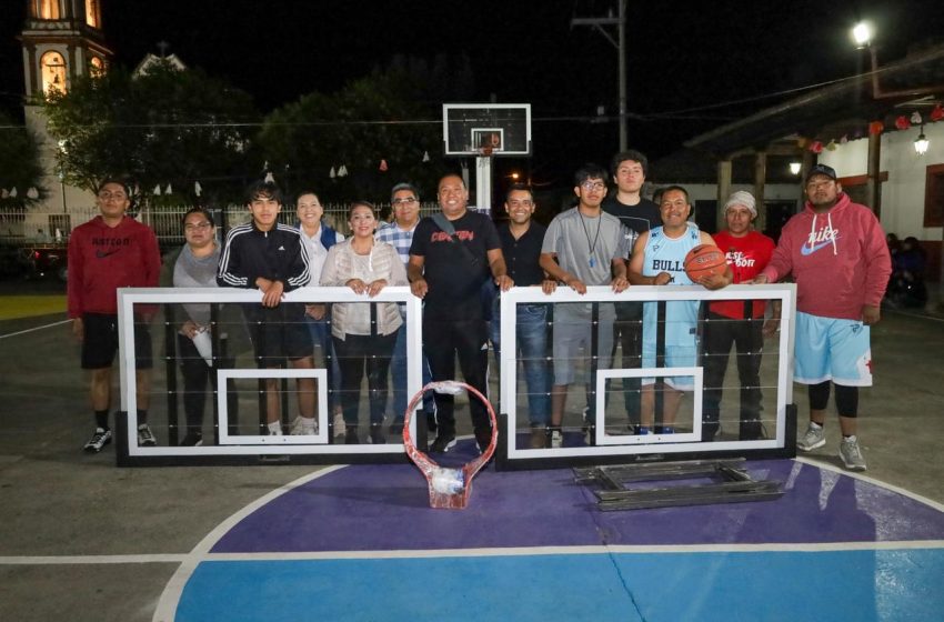  Entrega Alma Mireya González Sánchez equipamiento para canchas de básquet en San Jerónimo