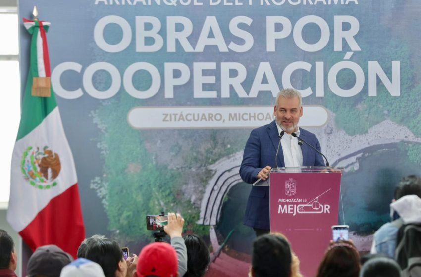  Bedolla inicia en Zitácuaro con entrega de cemento para rescatar el riego del campo