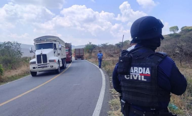 Restablece Guardia Civil libre tránsito tras bloqueo carretero en Cotija