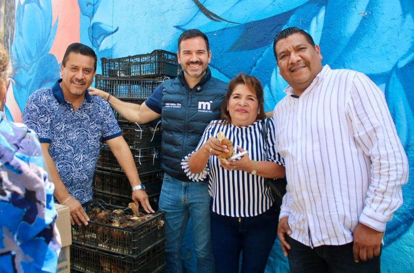  Gobierno de Morelia lleva programa de entrega de pollitas a Santa María de Guido