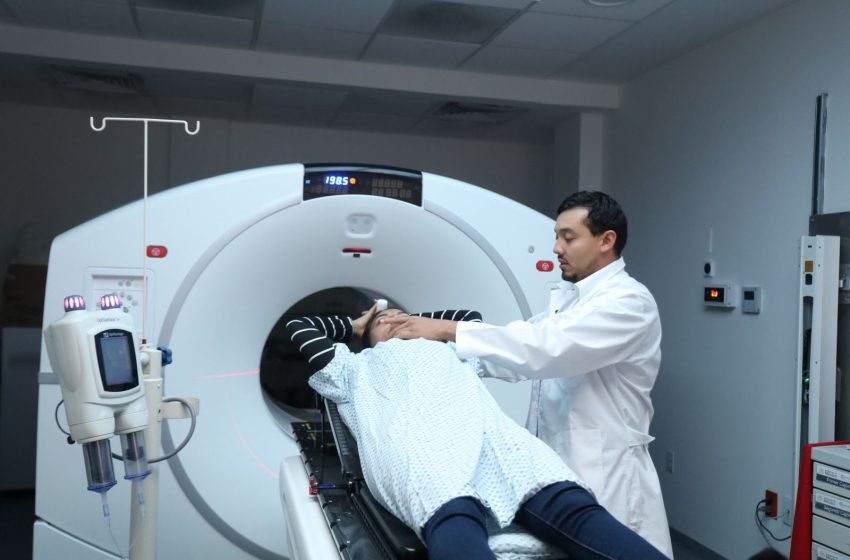  Avanzan tratamientos contra el cáncer en Michoacán; van 13 mil radioterapias en 10 meses: Bedolla