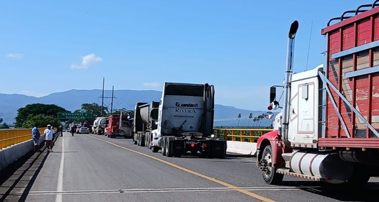 Escala CNTE presión con toma del Puente Coahuayana sin paso a mineros 2 img 20260610 wa01154892126725326986884